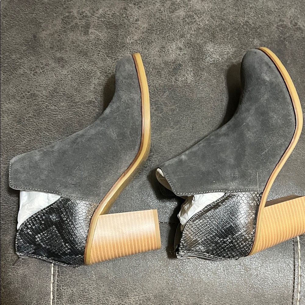 Dolce Vita Charcoal Suede Ankle Booties - Picture 8 of 9